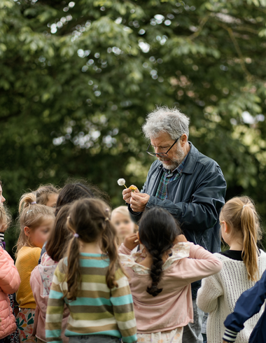 Enfants découvrant les plantes lors d’une animation nature  avec Galilée