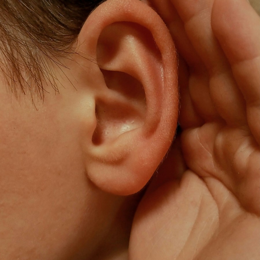 Main derrière l’oreille illustrant l’ouïe pour une animation sur les 5  sens en maternelles et primaires.