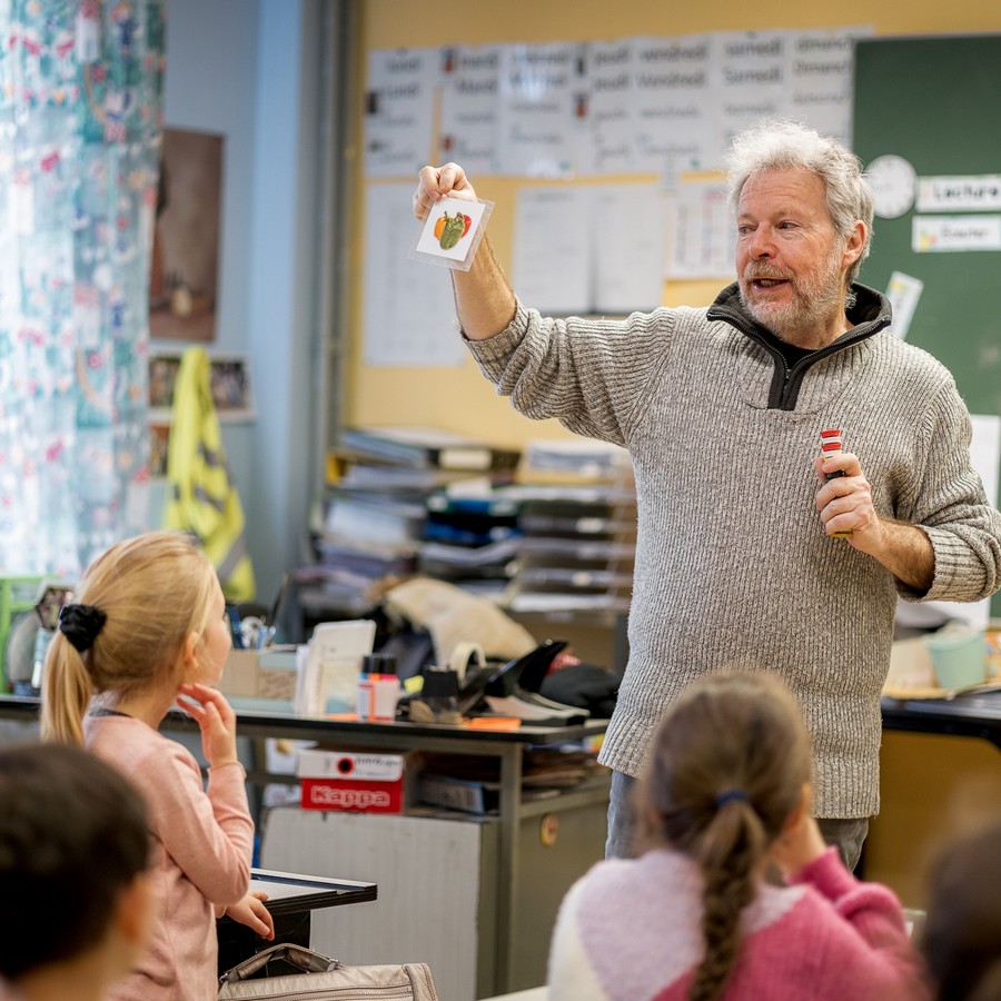 Animateur présentant les fruits et légumes de saisons aux  élèves en classe. (Maternelles et primaires)