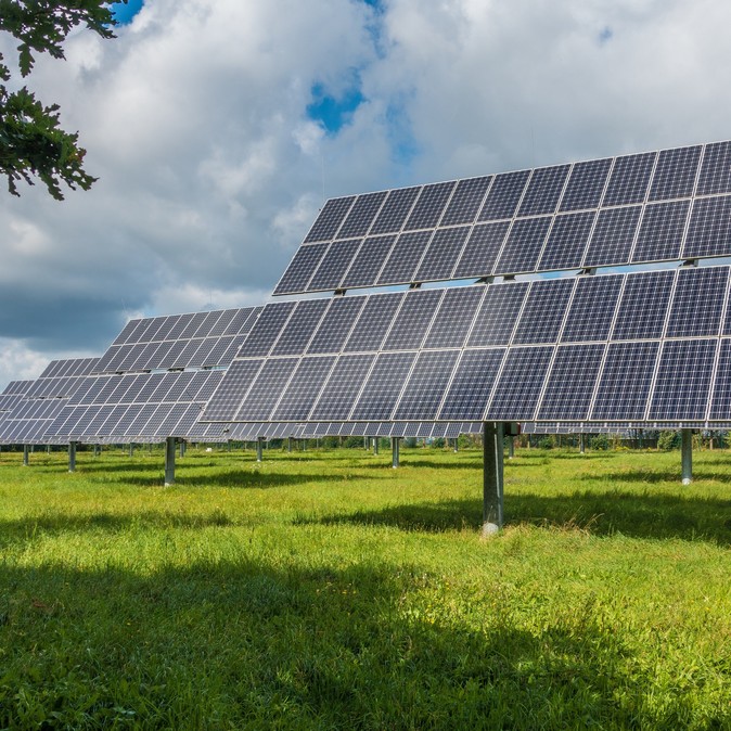 Centrale nucléaire et éoliennes pour comparer les sources d’énergie  en classe.
